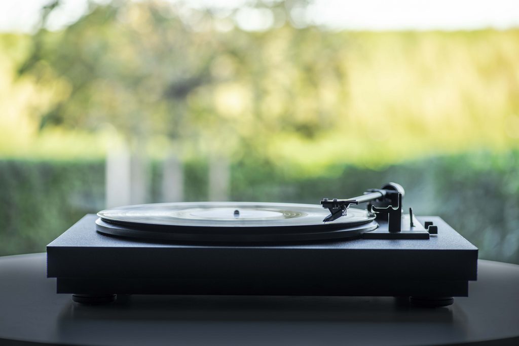 Виниловый проигрыватель Pro-Ject. Ortofon om10 Stylus. Виниловый проигрыватель фото.