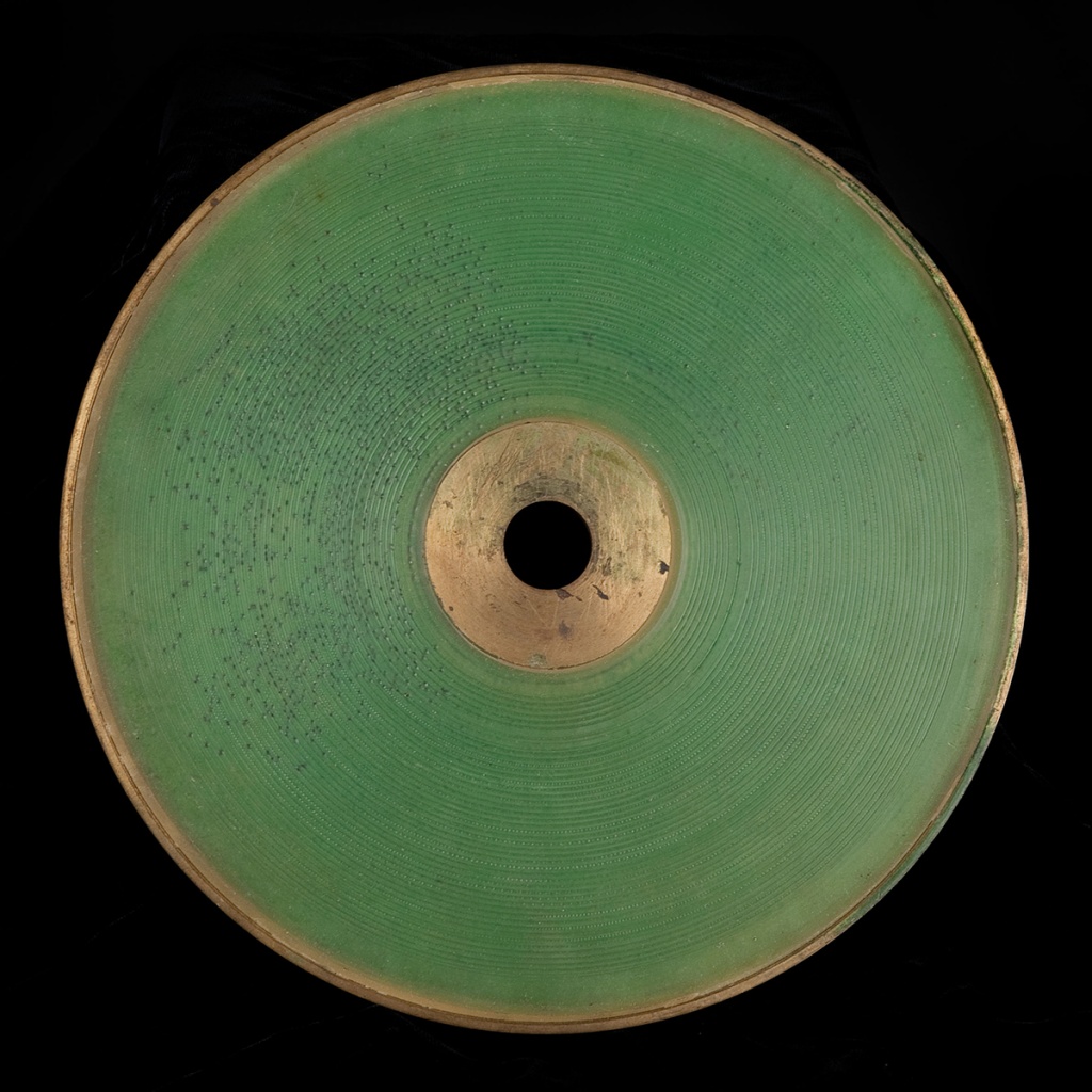 Уникальный винил: фотозапись на стекле, электротипия, воск и первое слово fuck